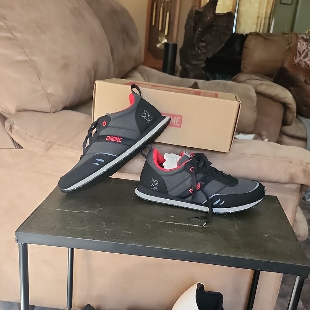 Chrome Men's Black and Red Sneakers